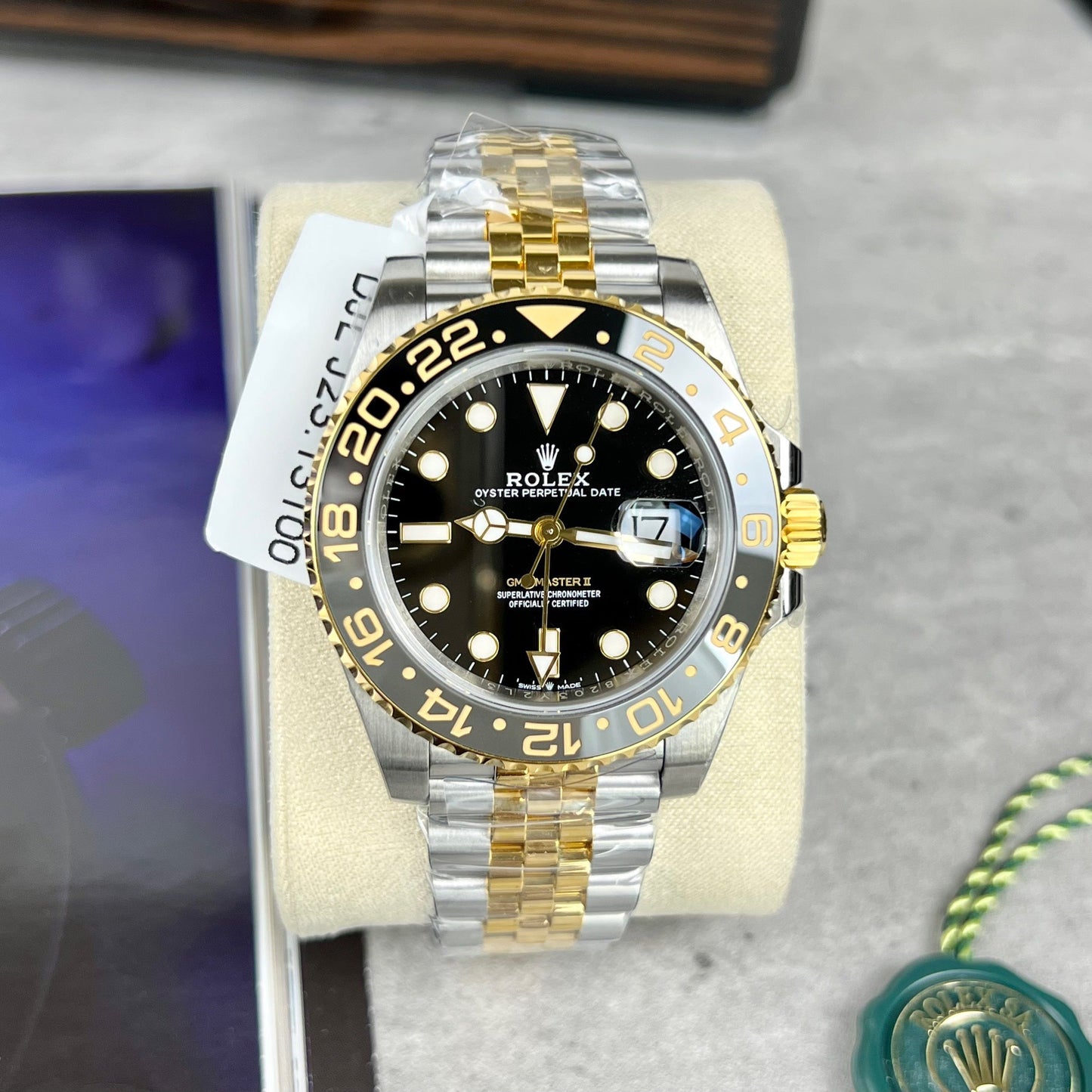 Rolex GMT-Master II 126713GRNR-0001 Gold verpackt von Clean Factory