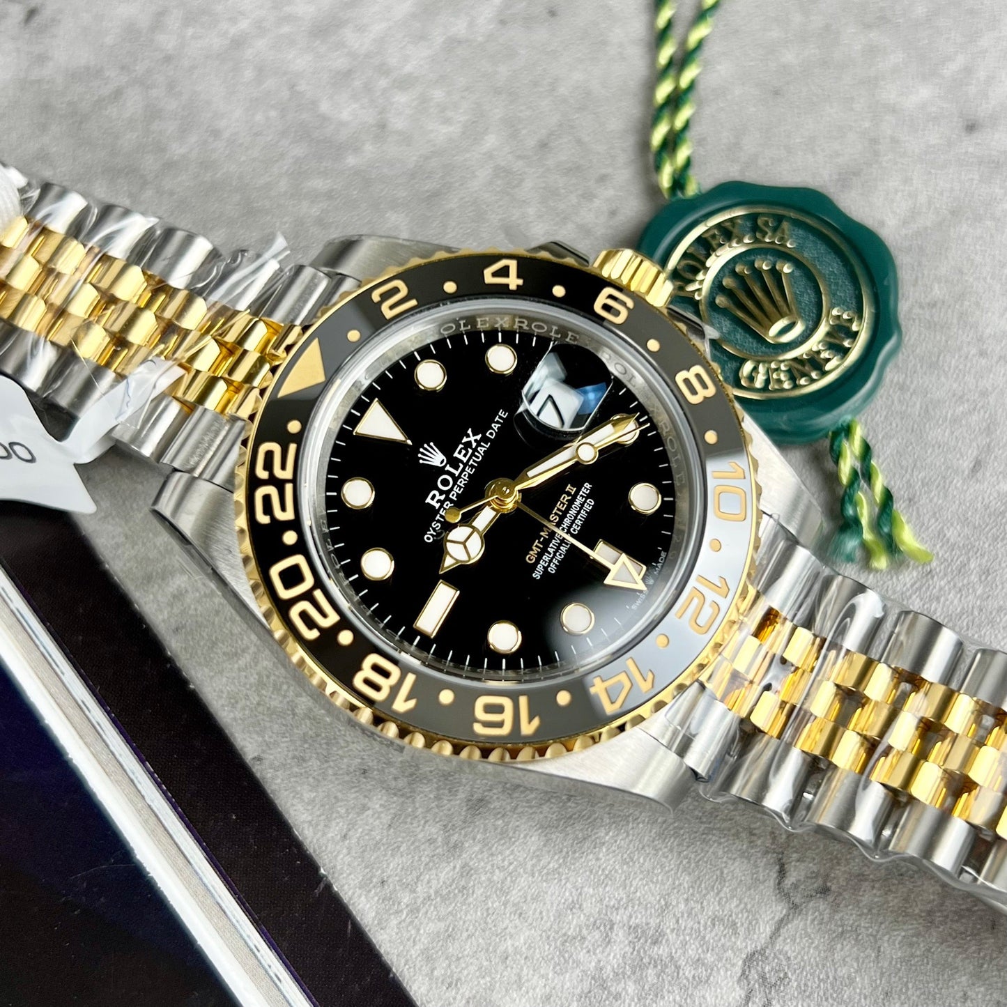 Rolex GMT-Master II 126713GRNR-0001 Gold verpackt von Clean Factory