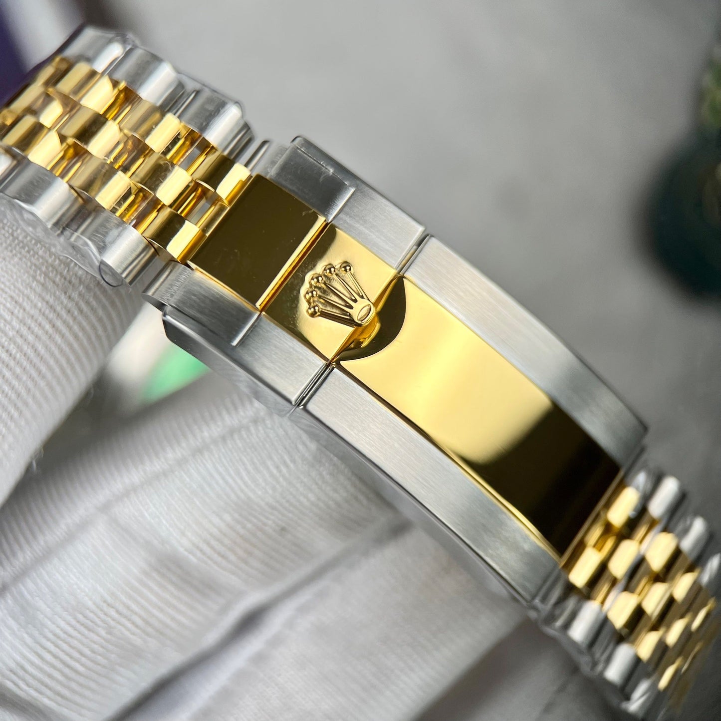 Rolex GMT-Master II 126713GRNR-0001 Gold verpackt von Clean Factory