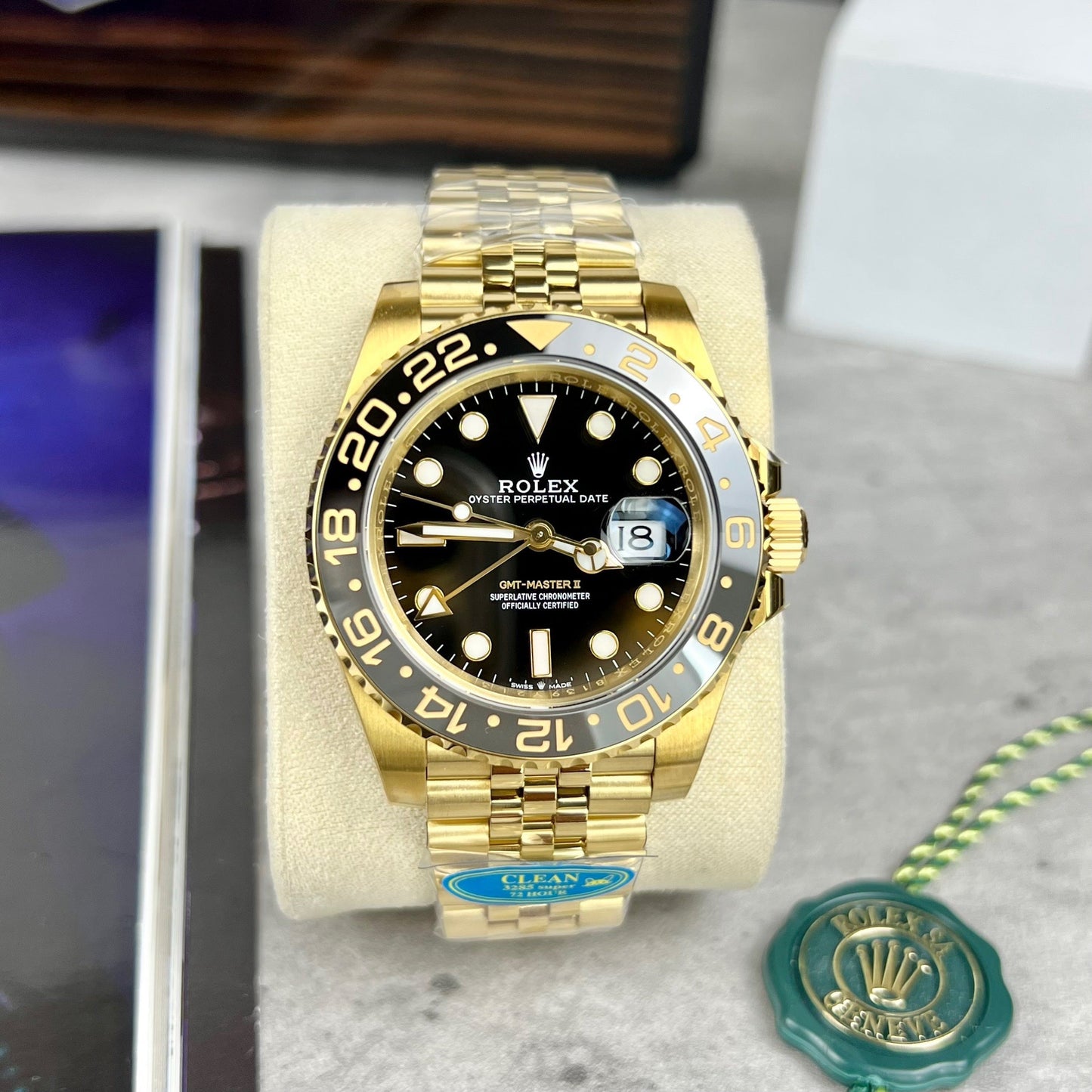 Rolex GMT-Master II 126718GRNR-0001 enveloppée d'or dans une usine propre