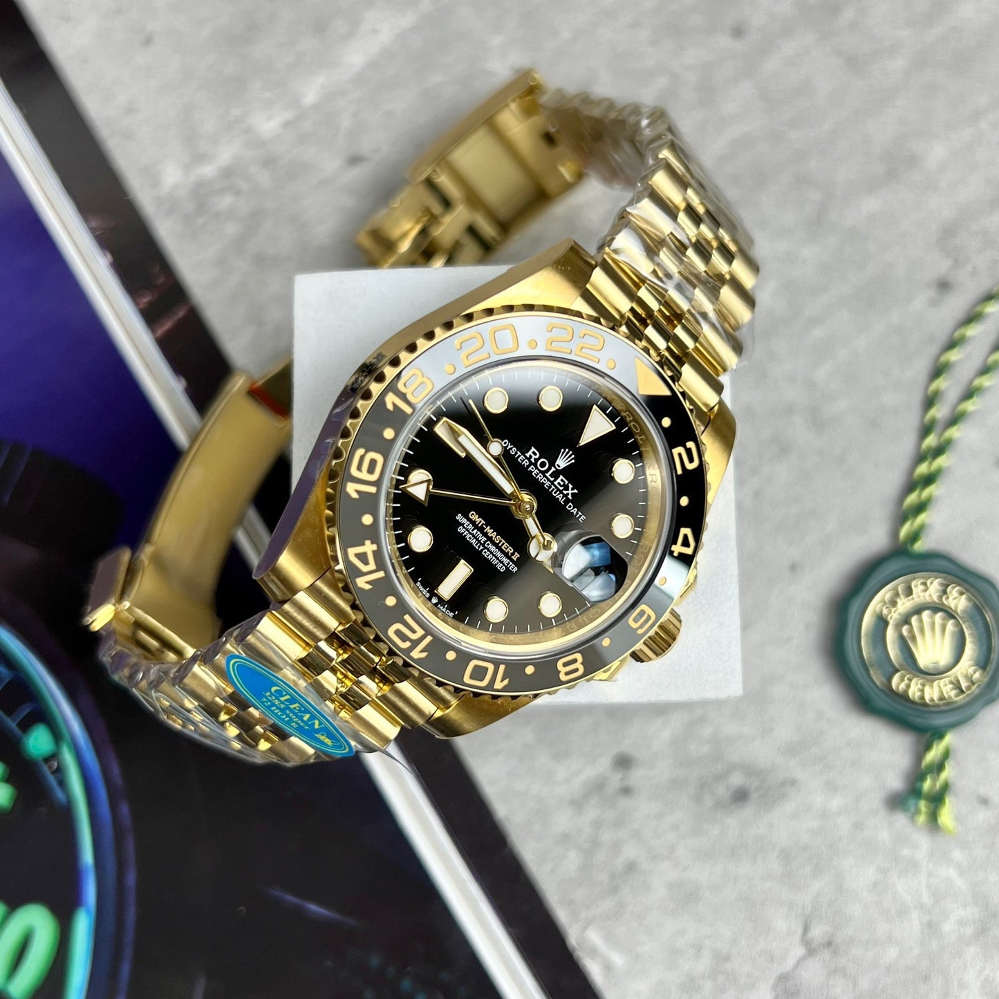 Rolex GMT-Master II 126718GRNR-0001 enveloppée d'or dans une usine propre