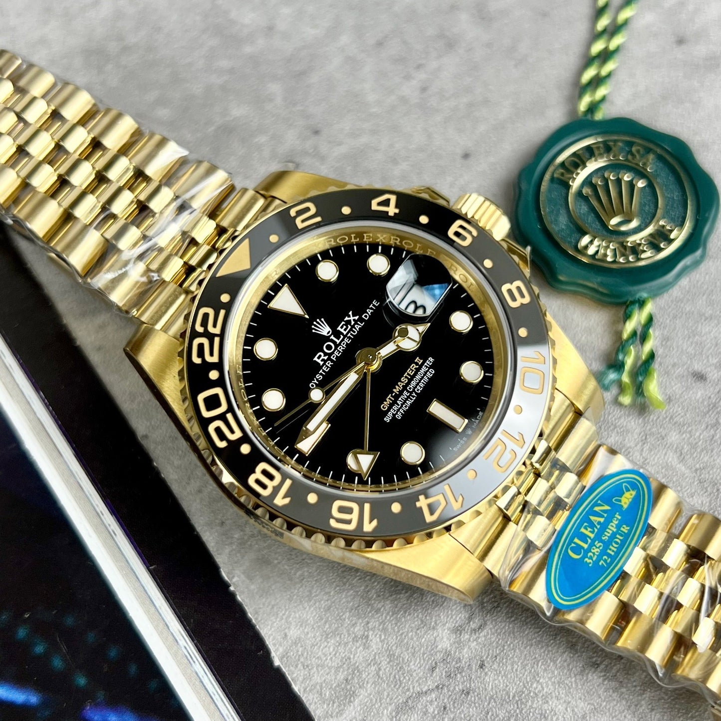 Rolex GMT-Master II 126718GRNR-0001 enveloppée d'or dans une usine propre