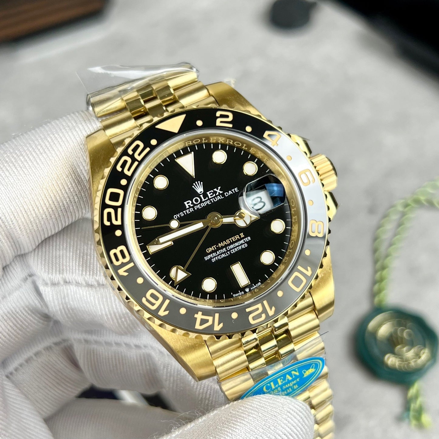 Rolex GMT-Master II 126718GRNR-0001 enveloppée d'or dans une usine propre