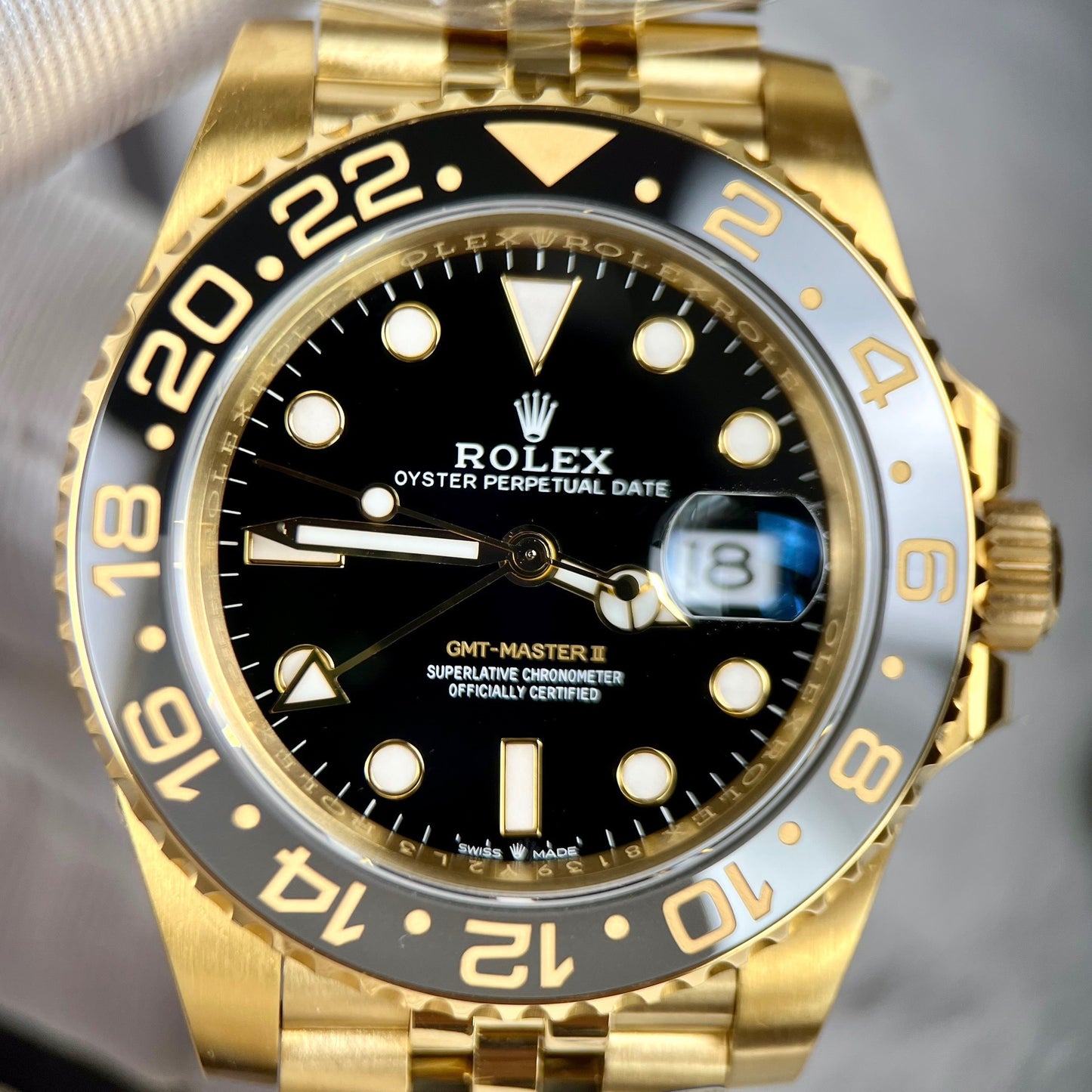 Rolex GMT-Master II 126718GRNR-0001 enveloppée d'or dans une usine propre