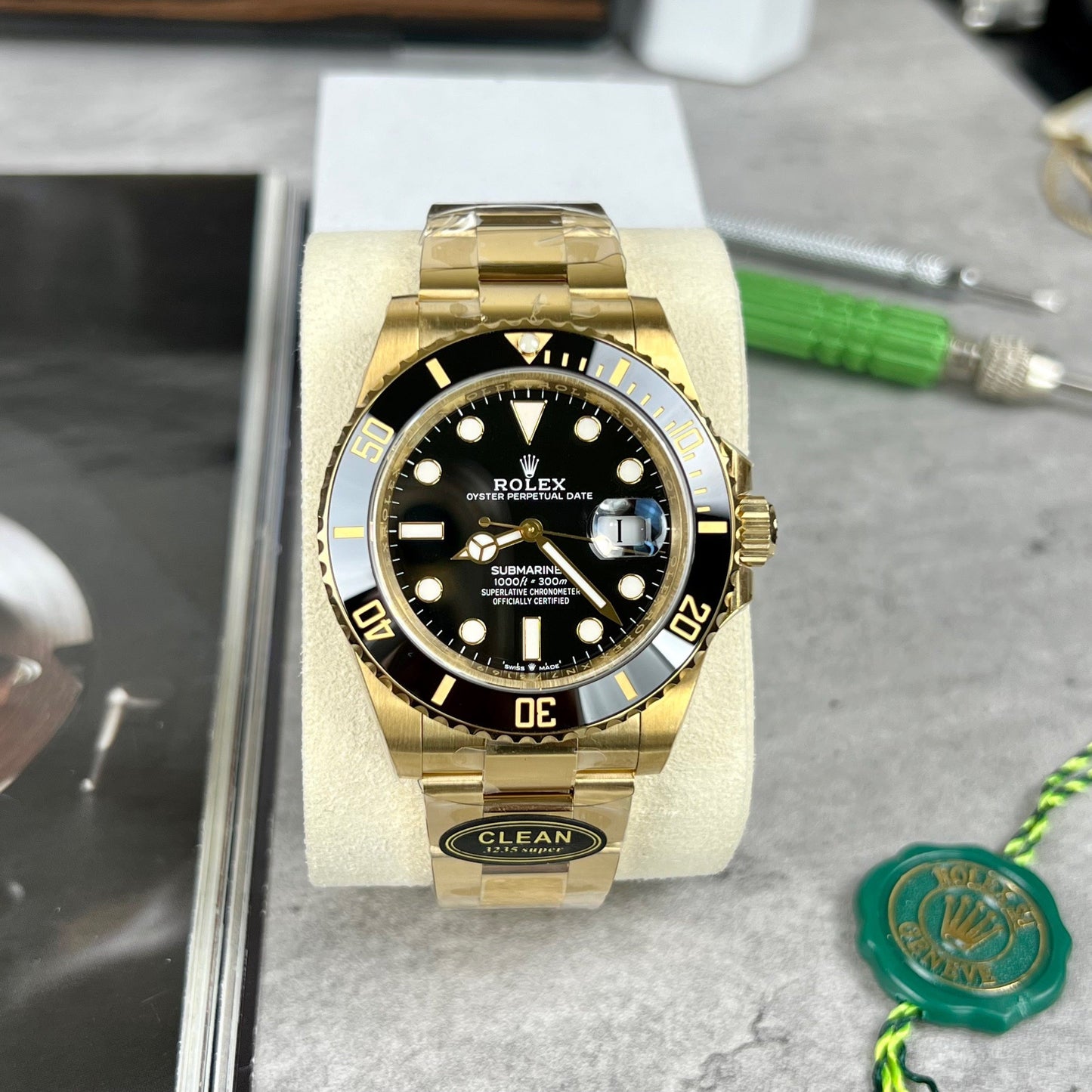 Montre pour homme Rolex Submariner Date cadran noir en or jaune 126618LN-0002 enveloppée d'or 18 carats