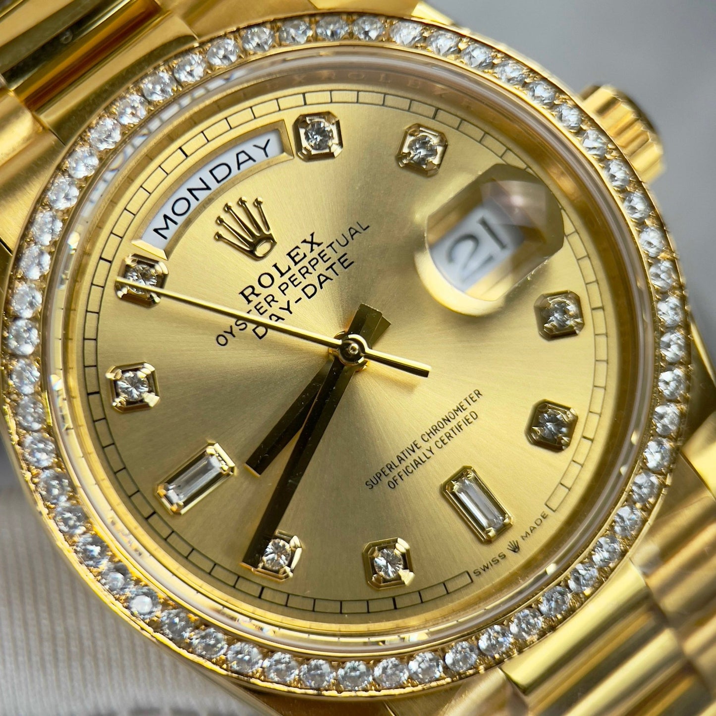 Montre Rolex Day-Date 128238-0008 36 mm recouverte de 18 carats avec lunette Moissanite