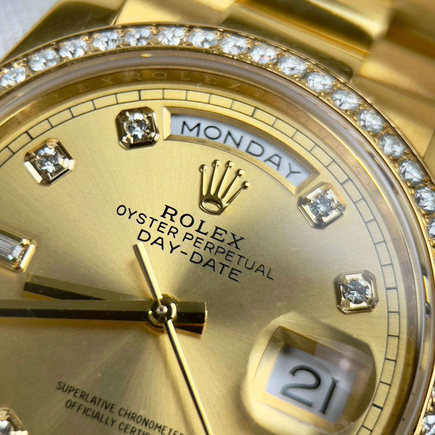 Montre Rolex Day-Date 128238-0008 36 mm recouverte de 18 carats avec lunette Moissanite