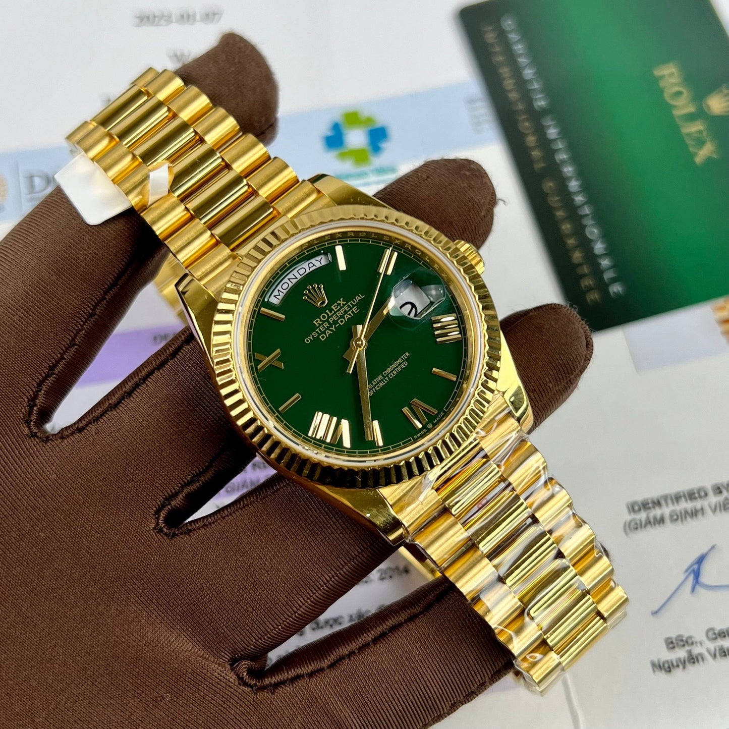 Rolex DayDate 40 mm 228238 enduit or jaune 18 carats cadran vert président 130 grammes