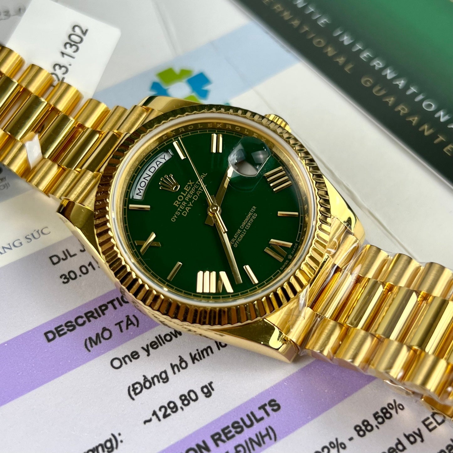 Rolex DayDate 40 mm 228238 enduit or jaune 18 carats cadran vert président 130 grammes