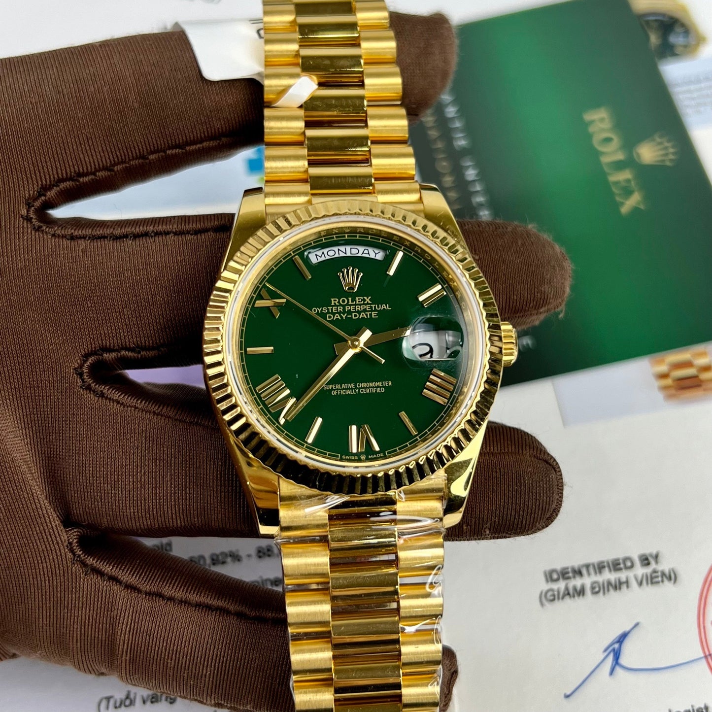 Rolex DayDate 40 mm 228238 enduit or jaune 18 carats cadran vert président 130 grammes