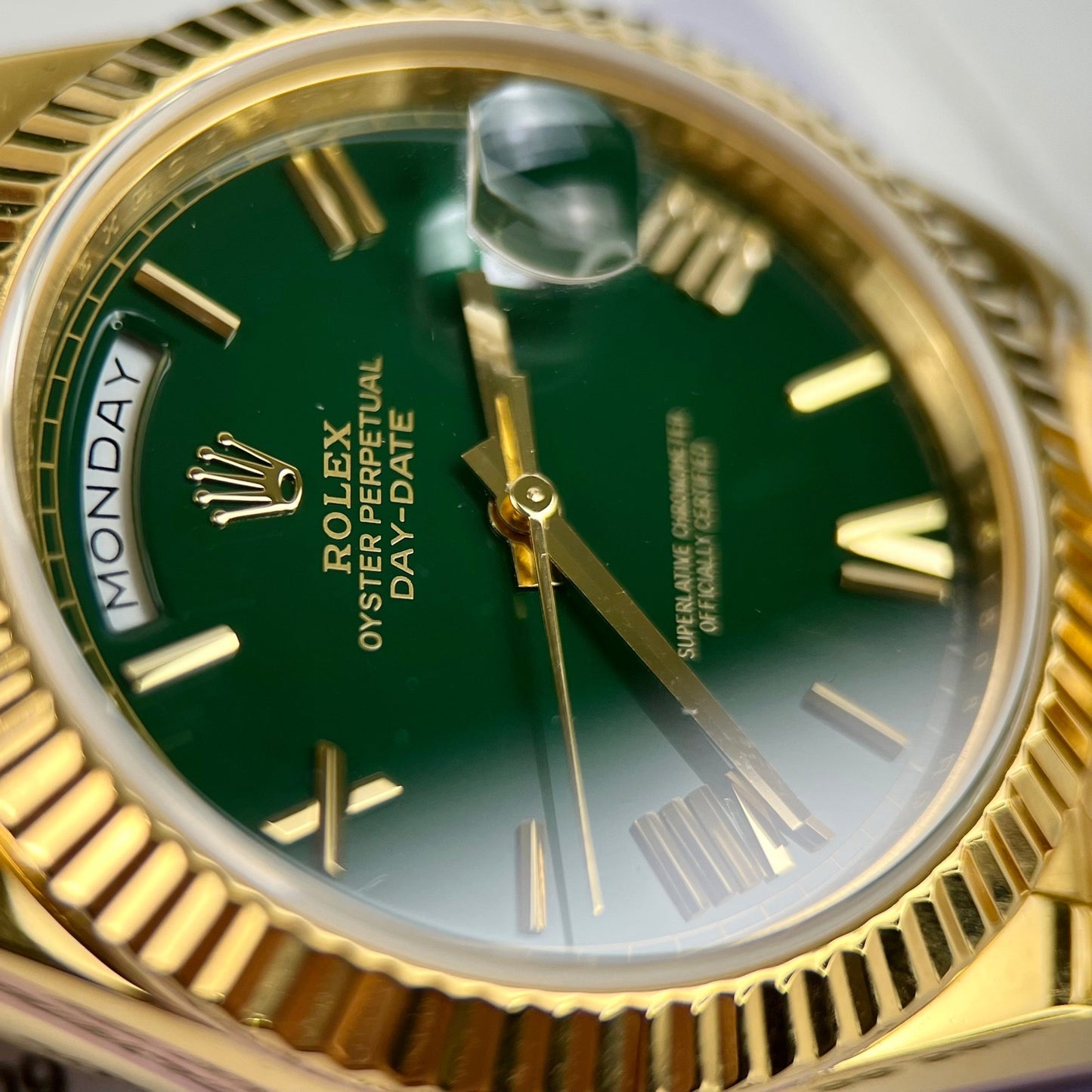 Rolex DayDate 40 mm 228238 enduit or jaune 18 carats cadran vert président 130 grammes