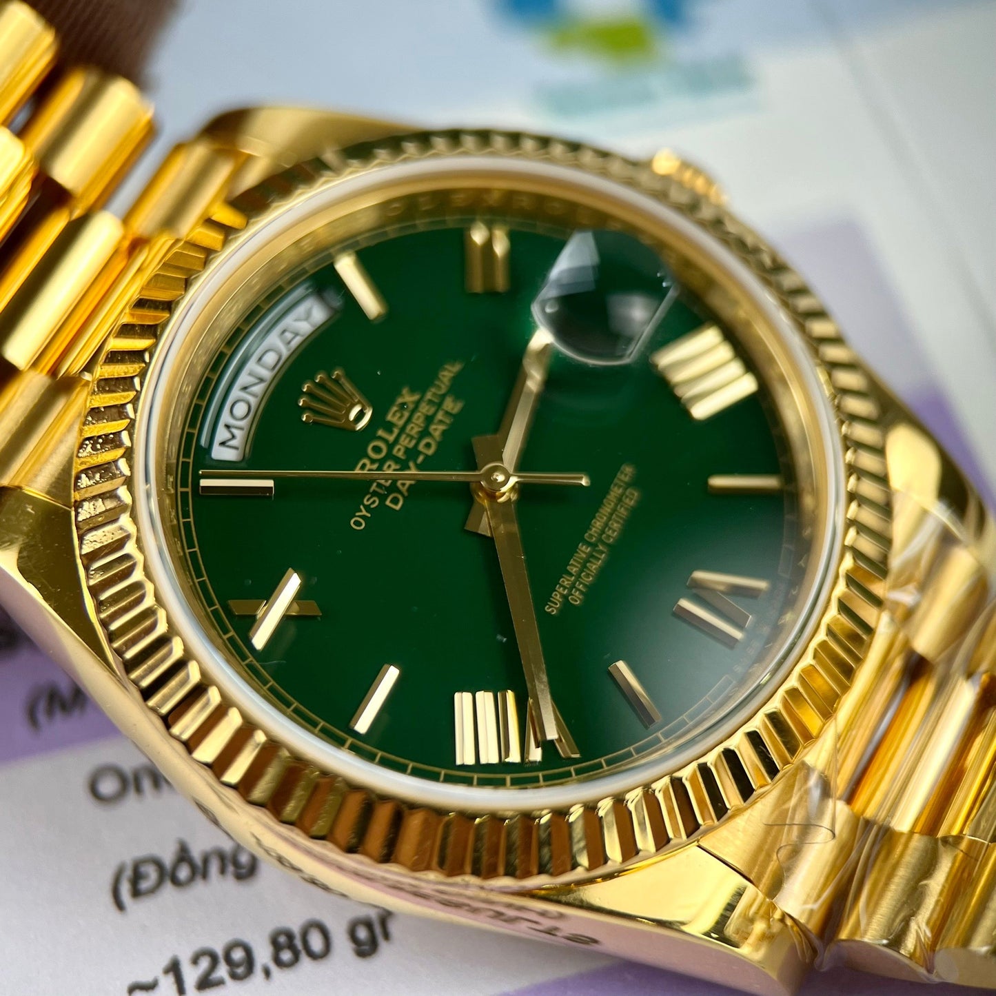 Rolex DayDate 40 mm 228238 enduit or jaune 18 carats cadran vert président 130 grammes