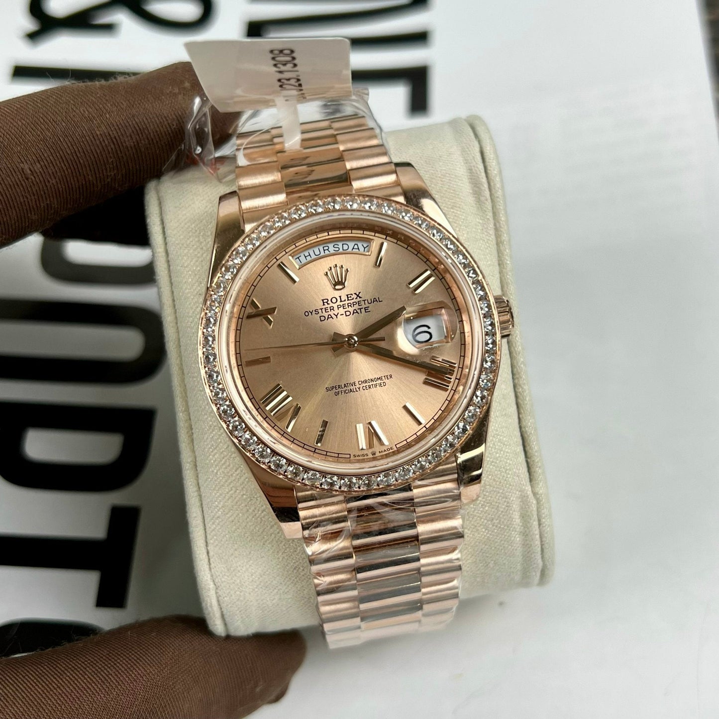 Rolex Oyster Day-Date 40 mm 228235, beschichtetes 18-karätiges Roségold, beste 1:1-Edition, 130-Gramm-Moissanit-Lünette