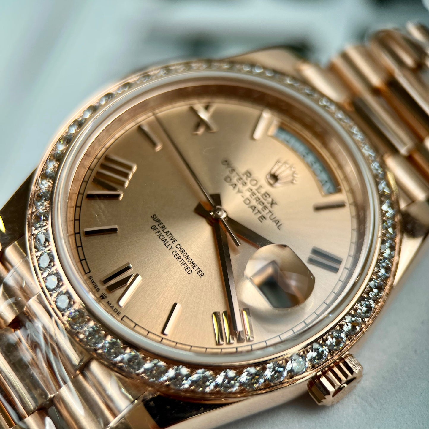 Rolex Oyster Day-Date 40 mm 228235, beschichtetes 18-karätiges Roségold, beste 1:1-Edition, 130-Gramm-Moissanit-Lünette