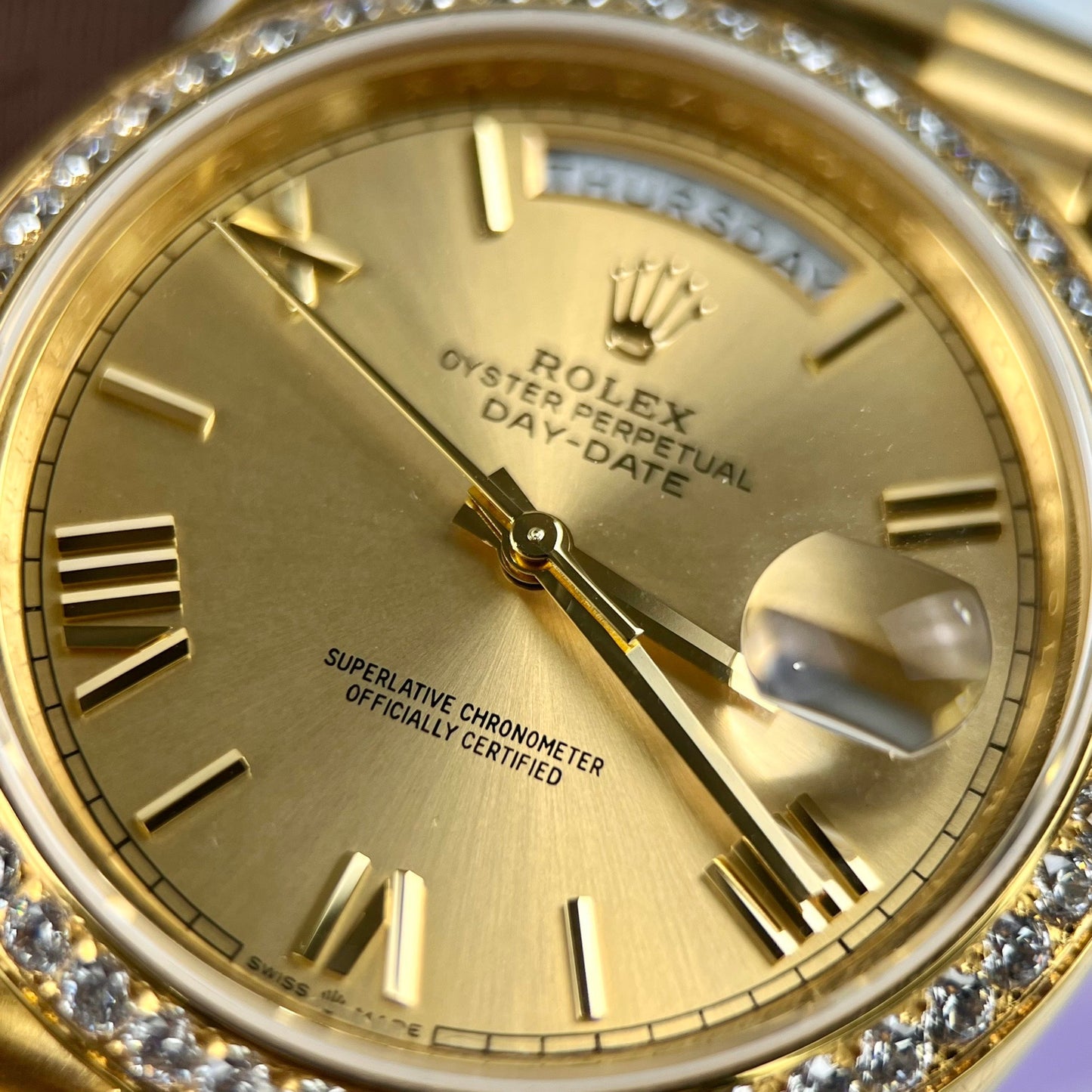 Rolex Day-Date 40 mm 228238-0006, beschichtetes 18-Karat-Gelbgold, beste 1:1 Edition-Moissanit-Lünette