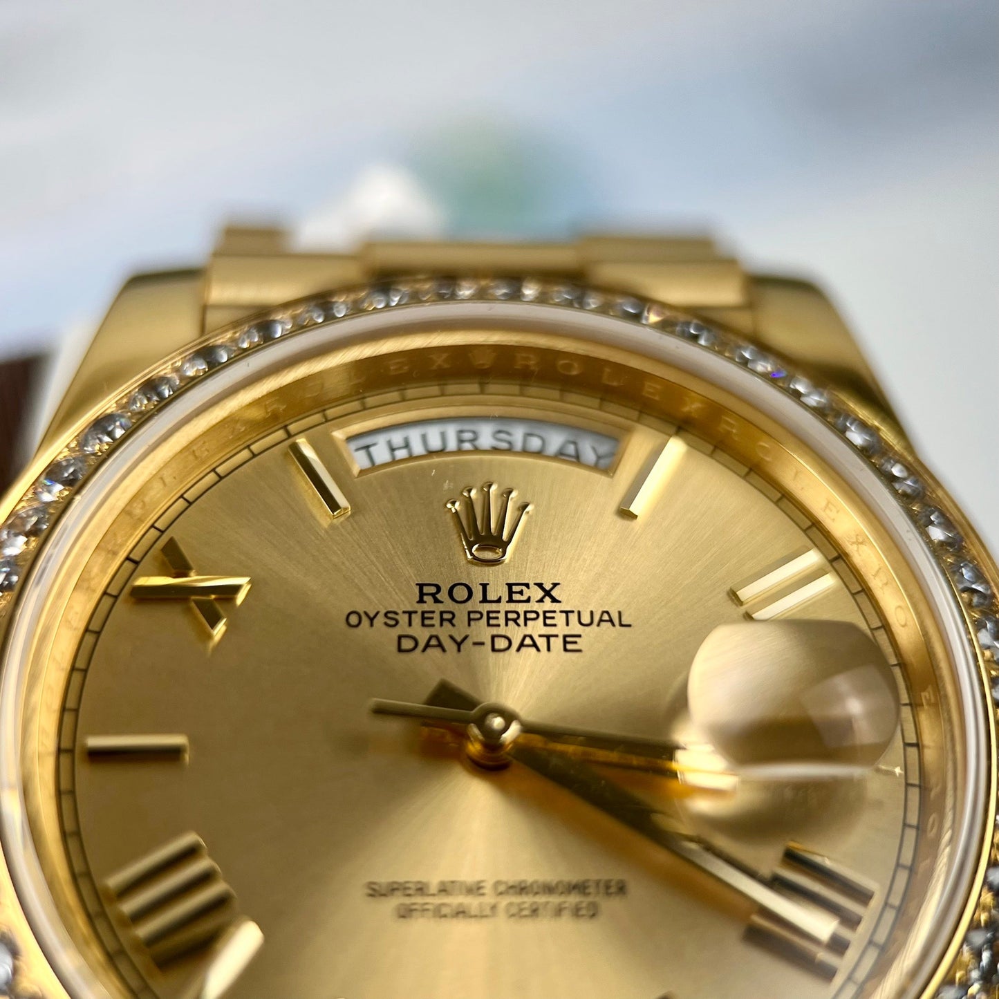 Rolex Day-Date 40 mm 228238-0006, beschichtetes 18-Karat-Gelbgold, beste 1:1 Edition-Moissanit-Lünette