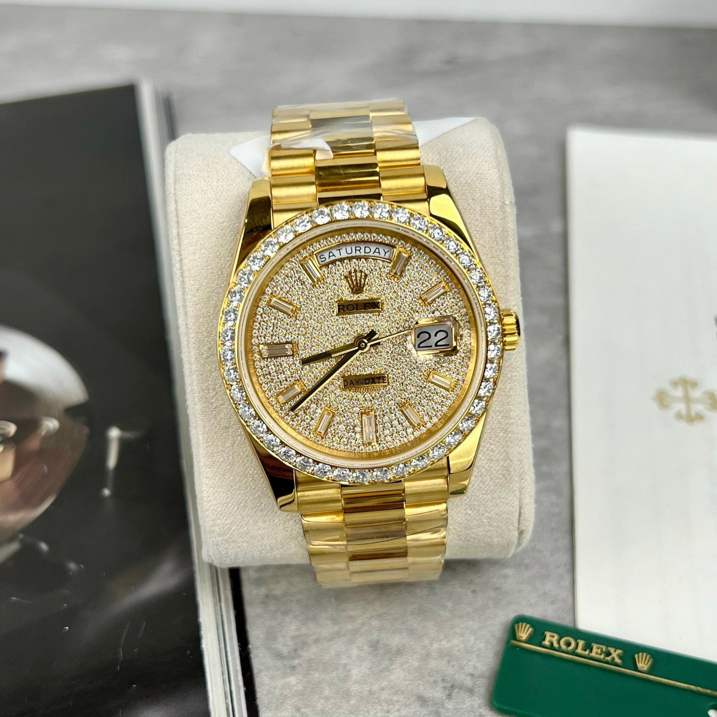 Montre Rolex Day-Date m228398tbr-0036 40 mm revêtue de 18 carats avec moissanite complète