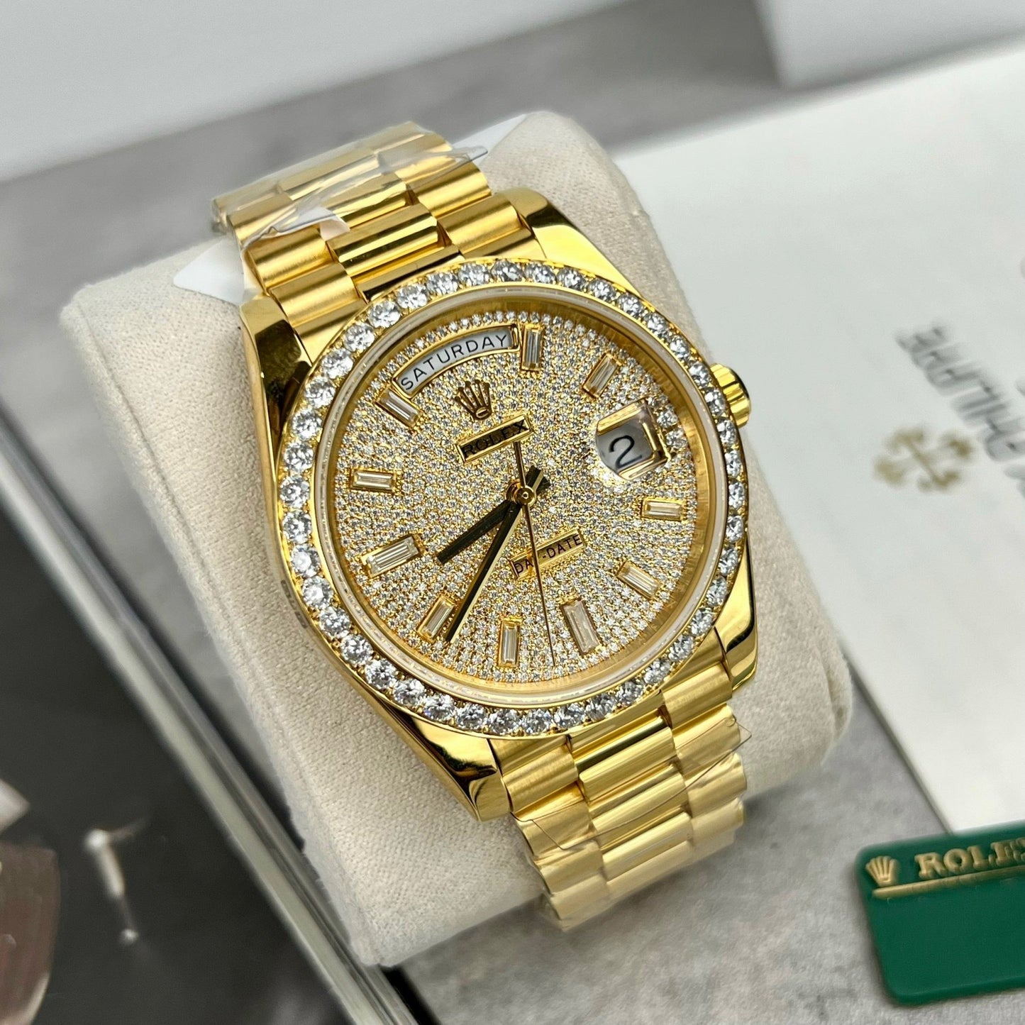 Montre Rolex Day-Date m228398tbr-0036 40 mm revêtue de 18 carats avec moissanite complète