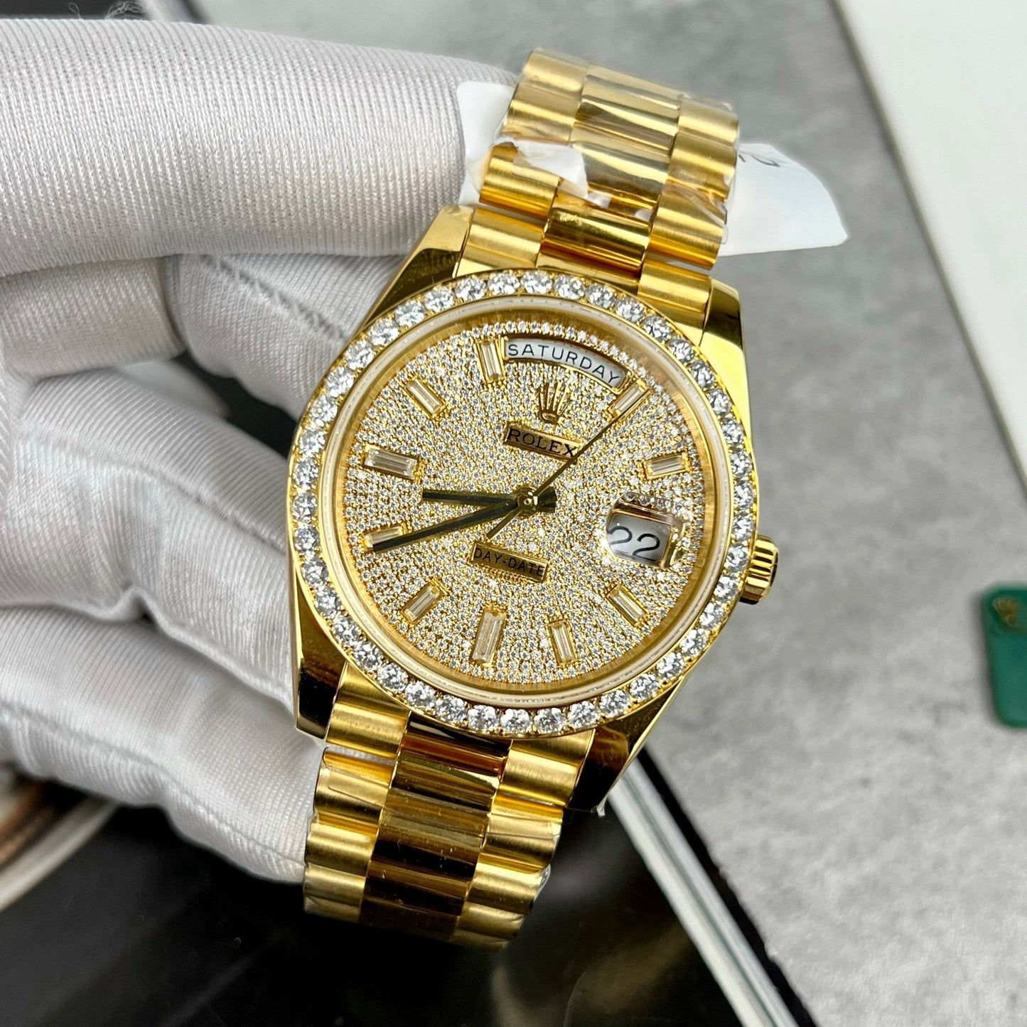 Montre Rolex Day-Date m228398tbr-0036 40 mm revêtue de 18 carats avec moissanite complète