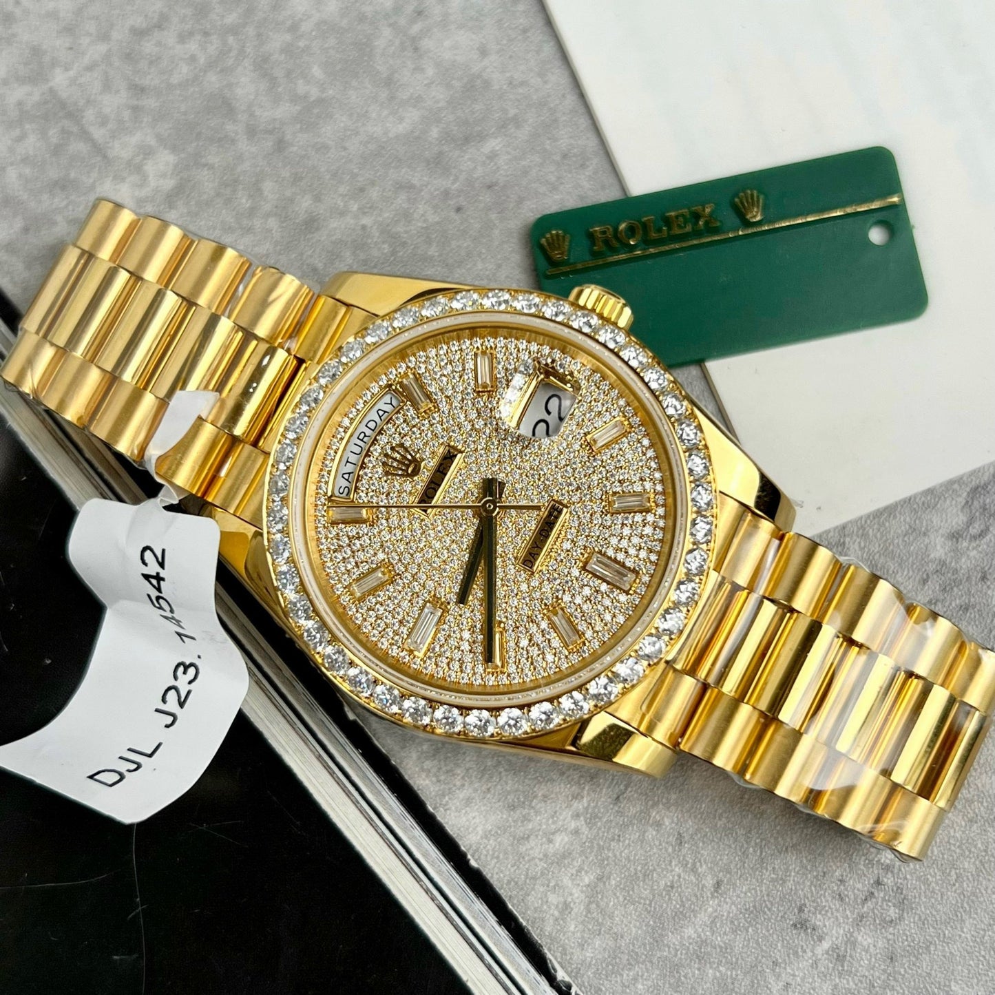 Montre Rolex Day-Date m228398tbr-0036 40 mm revêtue de 18 carats avec moissanite complète