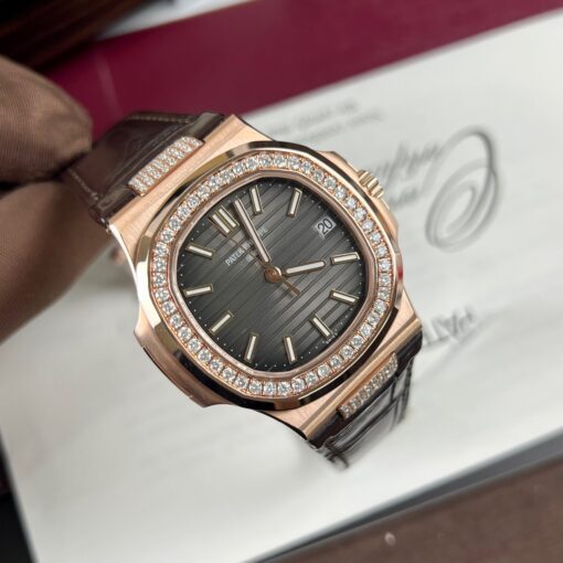 Patek Philippe Nautilus 5711/1R-001 –Wrapped 18k and diamond Leather band version - immagine 3