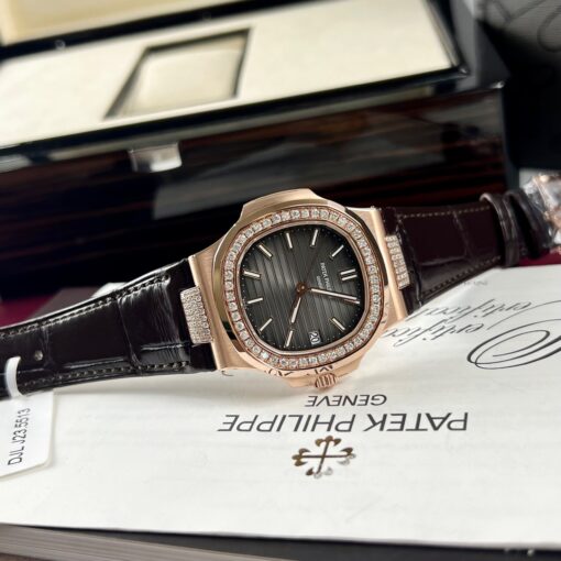 Patek Philippe Nautilus 5711/1R-001 –Wrapped 18k and diamond Leather band version - immagine 4