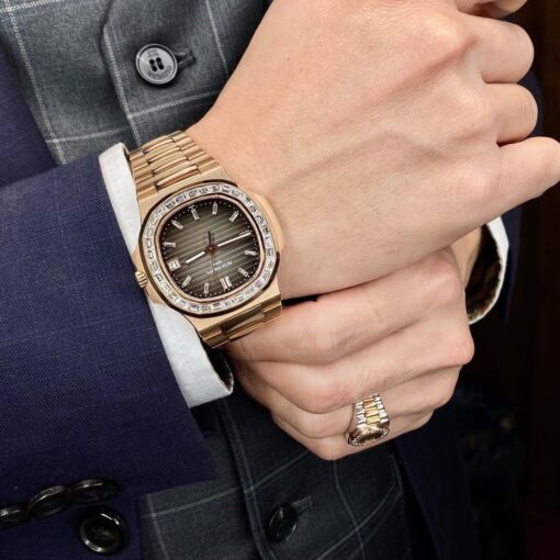 Patek Philippe Nautilus 5711/1R-001 –Wrapped 18k Rose Gold and Moissanite Baguette - immagine 16