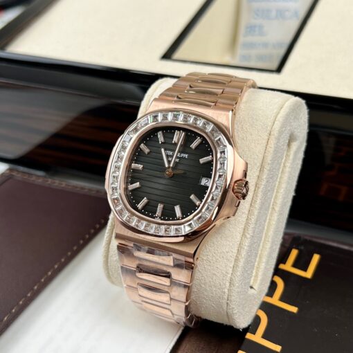 Patek Philippe Nautilus 5711/1R-001 –Wrapped 18k Rose Gold and Moissanite Baguette - immagine 2