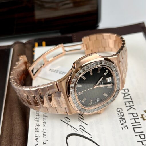 Patek Philippe Nautilus 5711/1R-001 –Wrapped 18k Rose Gold and Moissanite Baguette - immagine 4