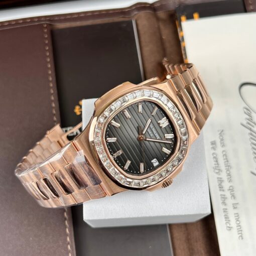 Patek Philippe Nautilus 5711/1R-001 –Wrapped 18k Rose Gold and Moissanite Baguette - immagine 5