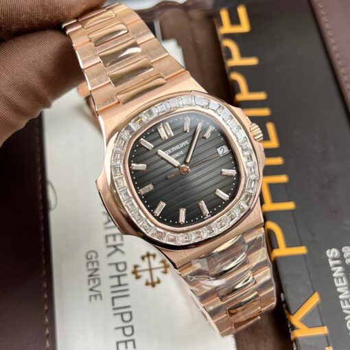 Patek Philippe Nautilus 5711/1R-001 –Wrapped 18k Rose Gold and Moissanite Baguette - immagine 6