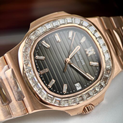 Patek Philippe Nautilus 5711/1R-001 –Wrapped 18k Rose Gold and Moissanite Baguette - immagine 7