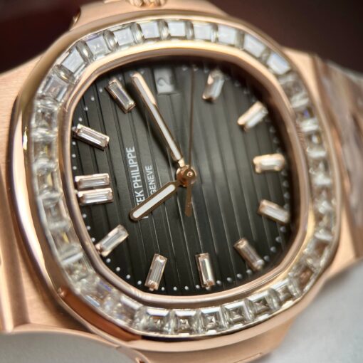 Patek Philippe Nautilus 5711/1R-001 –Wrapped 18k Rose Gold and Moissanite Baguette - immagine 9