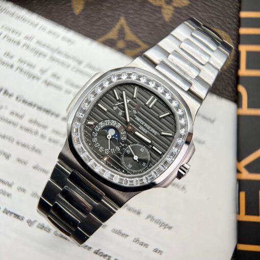 Patek Philippe Nautilus 5712GR 1:1 Best Edition GR Factory Grey Dial - Image 5